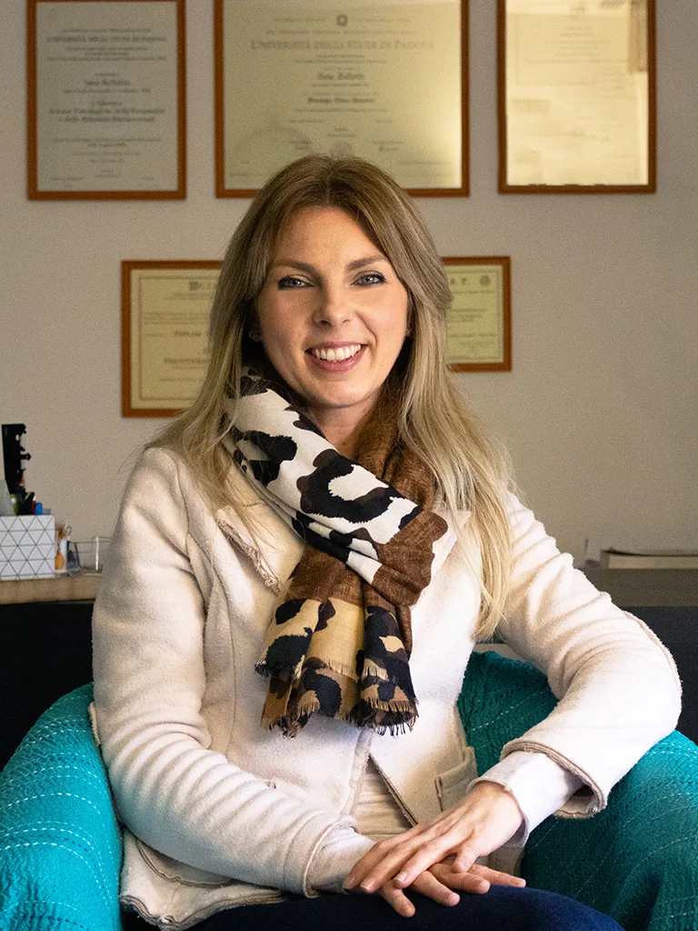 Ritratto professionale della Dott.ssa Sara Bellotto, psicologa psicoterapeuta a Mareno di Piave (Treviso)